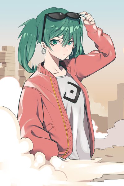 Anime-Bild 900x1350 mit vocaloid suna no wakusei (vocaloid) hatsune miku pinch (nesume) single tall image looking at viewer fringe short hair hair between eyes twintails green eyes payot sky upper body arm up green hair open jacket hand in pocket sunglasses on head