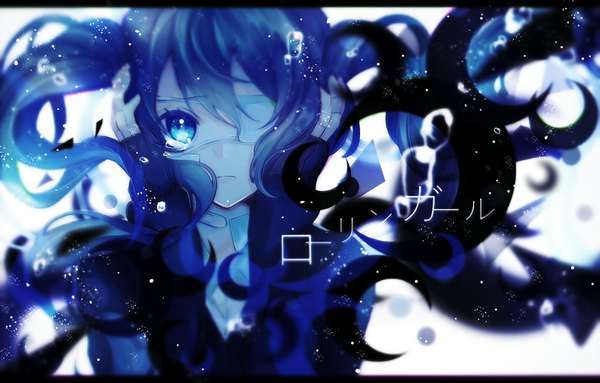 イラスト 1419x906 と ボーカロイド ローリンガール 初音ミク 梅ねこ ソロ 長髪 カメラ目線 前髪 青い目 simple background hair between eyes 白背景 ツインテール 青い髪 upper body 涙 floating hair letterboxed wavy hair hands on head