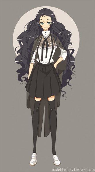 イラスト 800x1452 と オリジナル nebeskaa ソロ 長髪 長身像 カメラ目線 黒髪 笑顔 very long hair pleated skirt aqua eyes grey hair grey background 腰に手 wavy hair 女の子 ストッキング スカート 黒ストッキング シャツ