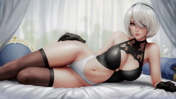 Anime-Bild 3000x1688 mit nier nier:automata yorha no. 2 type b sciamano240 single looking at viewer fringe highres short hair breasts light erotic wide image large breasts silver hair indoors lying parted lips hair over one eye realistic mole