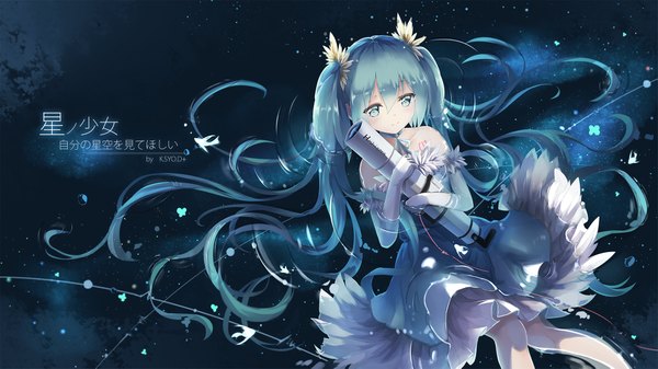 イラスト 2039x1147 と ボーカロイド 初音ミク あさひクロイ ソロ カメラ目線 highres 青い目 笑顔 wide image ツインテール 青い髪 very long hair dark background 女の子 ドレス 手袋 動物 長手袋 白手袋 魚