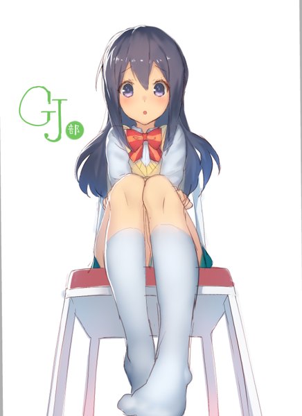 イラスト 651x896 と gj部 株式会社動画工房 shinomiya kyouya 泉彩 ソロ 長髪 長身像 カメラ目線 赤面 開いた口 light erotic 黒髪 simple background 白背景 座る 紫目 :o from below copyright name 男の娘