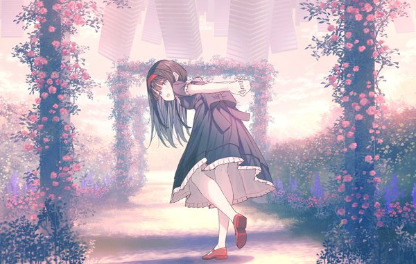 Anime picture 2000x1266 with original koh rd single long hair looking at viewer fringe highres open mouth blue eyes black hair standing full body outdoors blunt bangs :d looking back from behind leaning standing on one leg soles