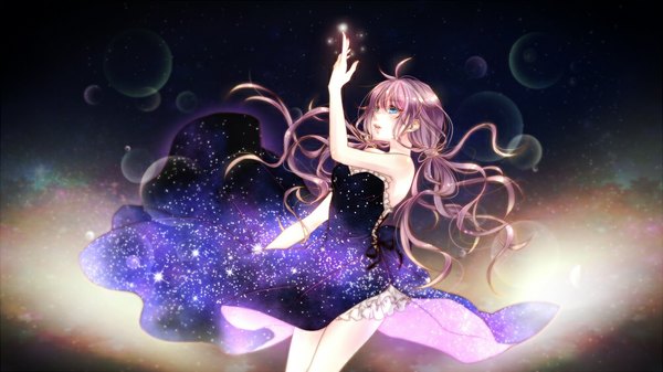 Anime picture 1000x562 with nico nico singer dazbee ao+beni single long hair blue eyes wide image bare shoulders looking away pink hair dark background starry sky print space print girl dress