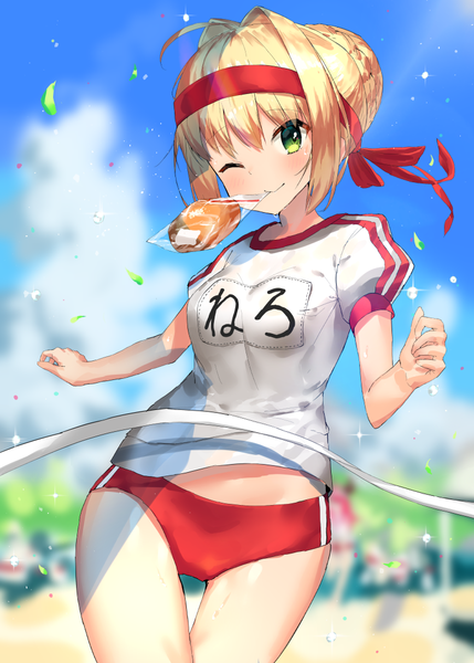 イラスト 777x1087 と Fateシリーズ fate/grand order nero claudius (fate) (all) ネロ・クラウディウス(fate) あかみずき ソロ 長身像 カメラ目線 短い髪 light erotic 金髪 笑顔 holding 緑の目 アホ毛 one eye closed ウィンク sparkle depth of field puffy sleeves