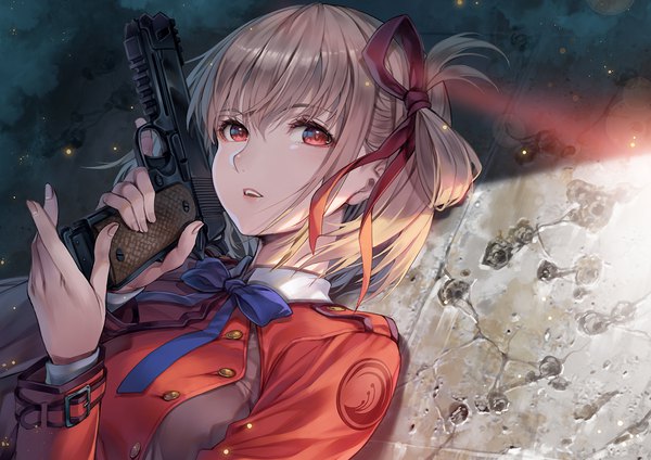 Anime picture 1433x1013 with lycoris recoil nishikigi chisato hagure keg single looking at viewer fringe short hair open mouth blonde hair hair between eyes red eyes holding upper body long sleeves sunlight teeth hair rings against wall trigger discipline girl