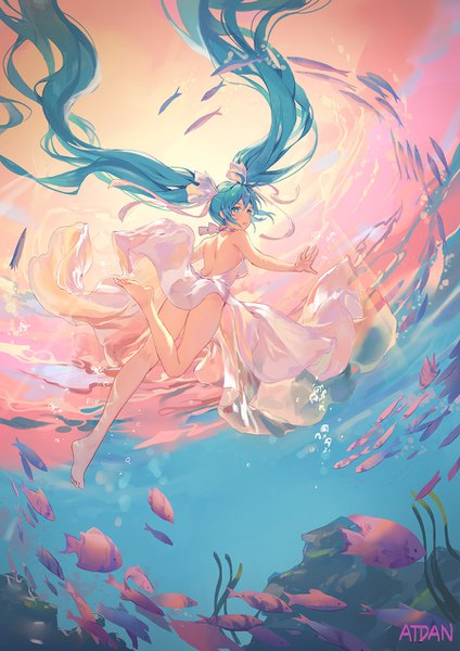 Anime-Bild 900x1273 mit vocaloid hatsune miku atdan single tall image looking at viewer fringe light erotic hair between eyes twintails bare shoulders signed bent knee (knees) very long hair looking back barefoot aqua eyes from behind sunlight aqua hair