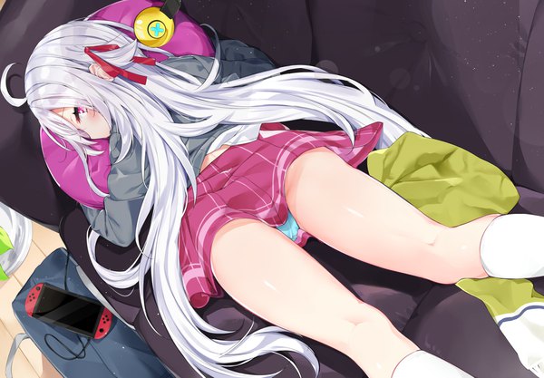 Anime picture 2000x1391 with original nintendo kamioka shun'ya single long hair looking at viewer blush fringe highres light erotic payot silver hair full body ahoge bent knee (knees) ass indoors lying pleated skirt pink eyes