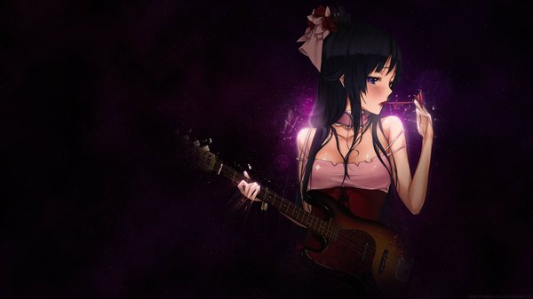 Anime picture 1920x1080 with k-on! kyoto animation akiyama mio single long hair blush highres black hair simple background wide image purple eyes hair flower black background light girl hair ornament bow hair bow guitar