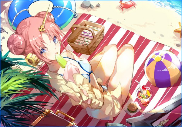 イラスト 1035x725 と Fateシリーズ fate/grand order フランケンシュタイン(fate) frankenstein's monster (swimsuit saber) (fate) きのこ姫 ソロ カメラ目線 短い髪 青い目 座る ピンク髪 角 from above hair bun (hair buns) ビーチ 横座り 女の子 水着 ビキニ (水着) 食べ物