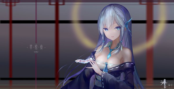 イラスト 2096x1080 と オリジナル 忘川の泉眼 ソロ 長髪 前髪 highres おっぱい 青い目 light erotic wide image 肩出し holding payot 青い髪 looking away cleavage upper body indoors traditional clothes 和服