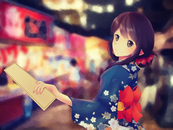 Anime-Bild 2000x1500 mit senryuu shoujo yukishiro nanako chyndea single looking at viewer fringe highres short hair black hair smile holding brown eyes payot upper body outdoors traditional clothes japanese clothes blurry night wide sleeves