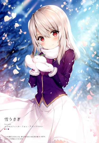 Anime-Bild 3208x4619 mit fate (series) fate/stay night illyasviel von einzbern necomi (gussan) single long hair tall image looking at viewer blush fringe highres smile hair between eyes red eyes standing holding absurdres sky silver hair outdoors