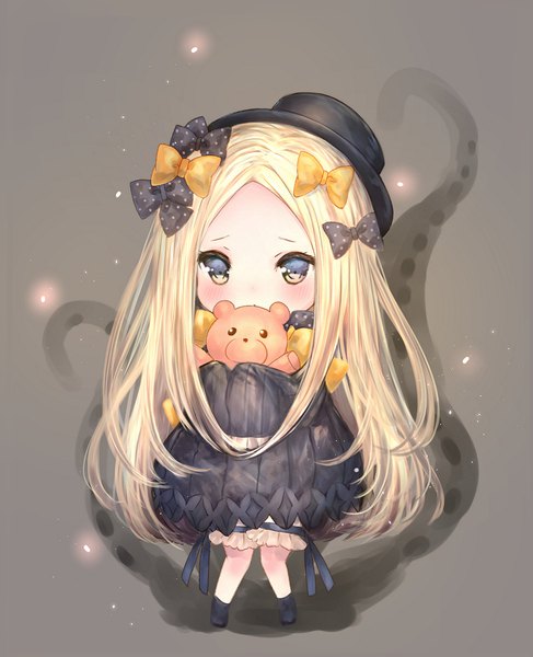 Аниме картинка 1500x1847 с fate (series) fate/grand order abigail williams (fate) catbell один (одна) длинные волосы высокое изображение смотрит на зрителя румянец чёлка простой фон светлые волосы держать жёлтые глаза пейсы всё тело серый фон чиби прикрытие рта милый