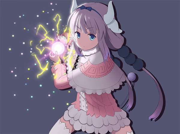 Anime picture 938x700 with kobayashi-san chi no maidragon kyoto animation kanna kamui neonio single long hair looking at viewer fringe blue eyes simple background twintails payot tail horn (horns) grey background zettai ryouiki low twintails magic serious no nose