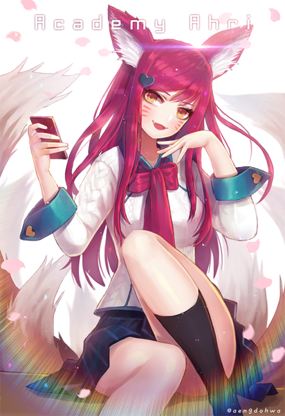 Аниме картинка 550x800 с league of legends ahri (league of legends) academy ahri (league of legends) hanato (seonoaiko) один (одна) длинные волосы высокое изображение смотрит на зрителя румянец чёлка открытый рот улыбка сидит держать подписанный уши животного жёлтые глаза розовые волосы согнутое колено (колени) хвост