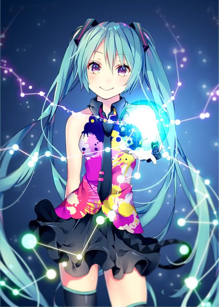 イラスト 665x930 と ボーカロイド tell your world (vocaloid) 初音ミク しおみづ ソロ 長身像 カメラ目線 前髪 笑顔 hair between eyes 立つ 紫目 ツインテール 肩出し holding very long hair aqua hair 絶対領域 blue background 星座