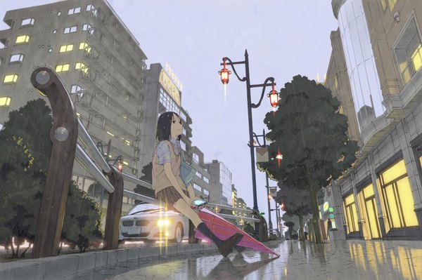 Аниме картинка 2000x1330 с оригинальное изображение shiwasu takashi высокое разрешение короткие волосы чёрные волосы сидит небо плиссированная юбка чёрные глаза мокрый город клетчатая юбка отражение дождь городской пейзаж мокрая одежда расстёгнутый ворот улица закрытый зонт девушка