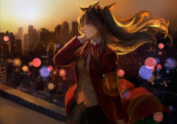 Anime picture 1500x1050 with fate (series) fate/stay night type-moon toosaka rin achyue single long hair blue eyes black hair profile wind city cityscape girl skirt bow hair bow cloak sun