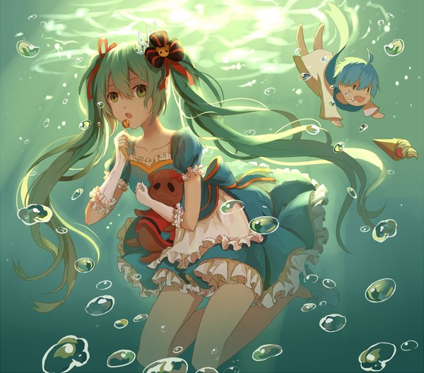 イラスト 1716x1512 と ボーカロイド 初音ミク kaito (vocaloid) 浅墨 カメラ目線 highres 短い髪 開いた口 ツインテール 緑の目 アホ毛 bent knee (knees) very long hair 裸足 green hair bare legs no shoes happy underwater 女の子