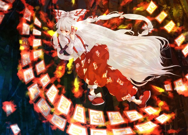 Аниме картинка 1250x900 с touhou fujiwara no mokou один (одна) длинные волосы красные глаза белые волосы очень длинные волосы магия девушка бант бант для волос рубашка брюки подтяжки