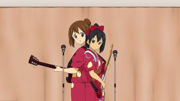 Аниме картинка 2560x1440 с кэйон! kyoto animation хирасава юи накано азуса высокое разрешение чёрные волосы каштановые волосы широкое изображение несколько девушек девушка бант 2 девушки микрофон гитара