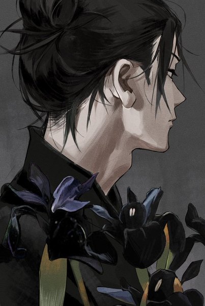 Аниме картинка 605x900 с магическая битва mappa getou suguru keki chogyegi один (одна) высокое изображение короткие волосы чёрные волосы простой фон смотрит в сторону серый фон пучок волос (пучки волос) портрет мужчина цветок (цветы) ирис (цветок)