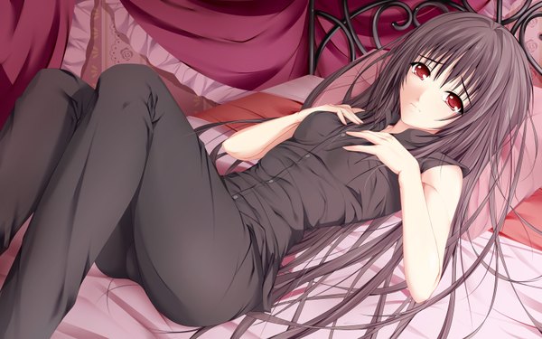 Anime picture 1600x1000 with nanase nanami (artist) single long hair black hair red eyes wide image lying sleeveless girl bed