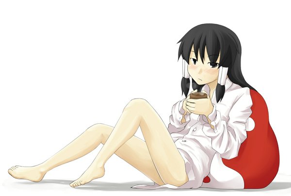 Anime picture 1100x742 with touhou hakurei reimu kuwazi single long hair blush black hair simple background white background sitting barefoot black eyes shadow legs yin yang girl shirt hair tubes mug