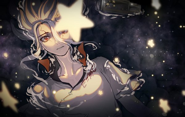 Anime-Bild 2000x1272 mit dr. stone ishigami senkuu doran7280 single looking at viewer fringe highres short hair hair between eyes red eyes signed from above grey hair blurry partially submerged facial mark light glow afloat boy