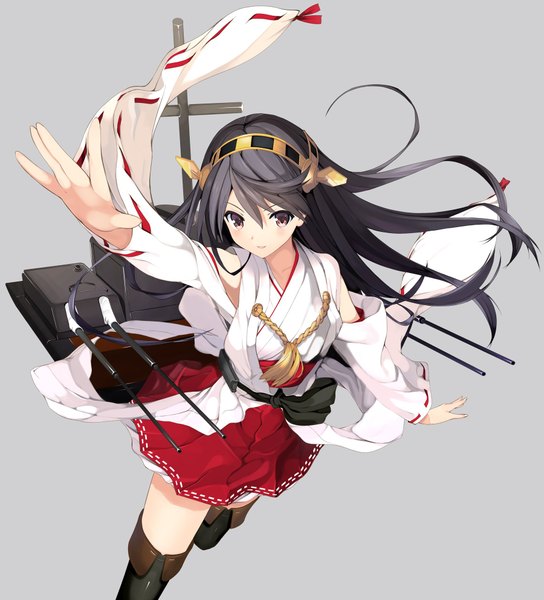 イラスト 1799x1982 と 艦隊これくしょん 榛名(艦これ) 鳴瀬ひろふみ ソロ 長髪 長身像 カメラ目線 赤面 前髪 highres 黒髪 simple background hair between eyes 紫目 traditional clothes parted lips 和服 pleated skirt 風 grey background