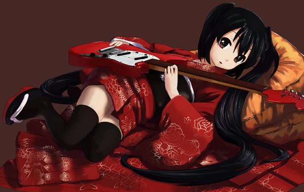 Anime picture 1124x713 with k-on! kyoto animation nakano azusa sodayasan (artist) single long hair black hair brown eyes japanese clothes girl thighhighs black thighhighs kimono pillow musical instrument guitar