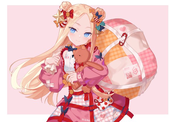 Anime picture 2764x1912 with fate (series) fate/grand order abigail williams (fate) littleamber single long hair looking at viewer highres blue eyes simple background blonde hair smile hair bun (hair buns) border christmas pink background girl bow hair bow toy