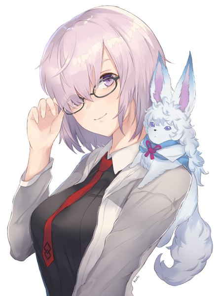 イラスト 685x930 と Fateシリーズ fate/grand order マシュ・キリエライト フォウ(fate) カチ ソロ 長身像 カメラ目線 前髪 短い髪 simple background 笑顔 白背景 紫目 purple hair upper body 片目隠れ adjusting glasses animal on shoulder 女の子