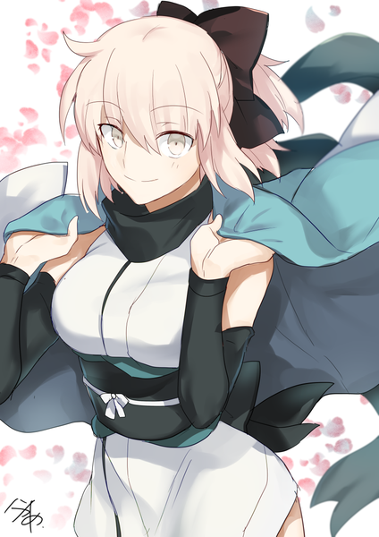 イラスト 868x1228 と Fateシリーズ koha-ace okita souji (fate) (all) 沖田総司(fate) にかめ ソロ 長身像 前髪 短い髪 金髪 笑顔 hair between eyes signed 黄色眼 アホ毛 traditional clothes 和服 from above ハーフアップ 女の子