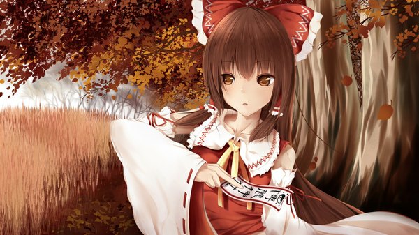 Anime picture 1000x563 with touhou hakurei reimu toriumi harumi single long hair looking at viewer brown hair wide image brown eyes traditional clothes miko girl bow plant (plants) hair bow tree (trees) ofuda