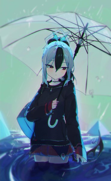 Anime-Bild 4000x6500 mit blue archive kayoko (blue archive) ikky single long hair tall image fringe highres black hair hair between eyes red eyes looking away absurdres silver hair ponytail multicolored hair horn (horns) two-tone hair partially submerged transparent umbrella