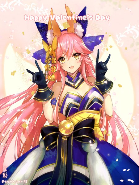 イラスト 678x903 と Fateシリーズ fate/grand order tamamo (fate) (all) キャス狐 出利 ソロ 長髪 長身像 カメラ目線 前髪 おっぱい 開いた口 笑顔 hair between eyes signed 獣耳 黄色眼 ピンク髪 cleavage traditional clothes