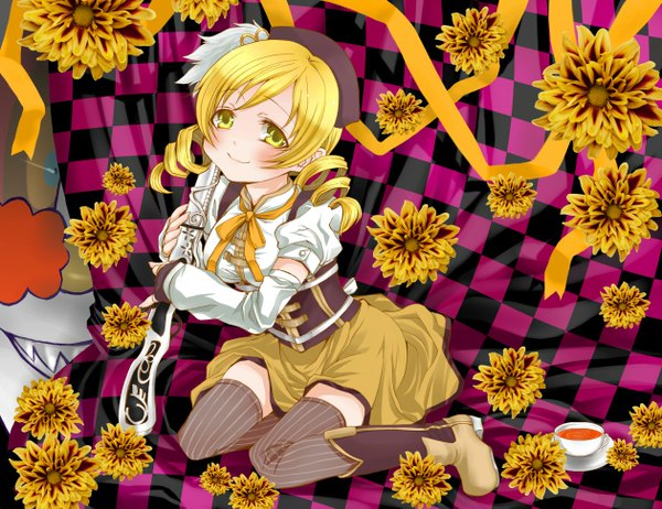 Anime picture 1260x971 with mahou shoujo madoka magica shaft (studio) tomoe mami ryokuya (artist) blush blonde hair yellow eyes loli drill hair checkered background thighhighs flower (flowers) weapon hat cup
