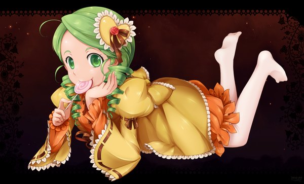 Anime picture 1650x1000 with rozen maiden kanaria mtyy single short hair wide image green eyes ahoge barefoot green hair loli mouth hold drill hair girl dress hair ornament heart lollipop heart hair ornament
