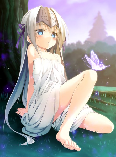 Anime-Bild 1105x1500 mit kore wa zombie desu ka? studio deen eucliwood hellscythe lethe-shion single long hair tall image looking at viewer blush blue eyes bare shoulders payot sky silver hair full body bent knee (knees) outdoors barefoot blurry arm support