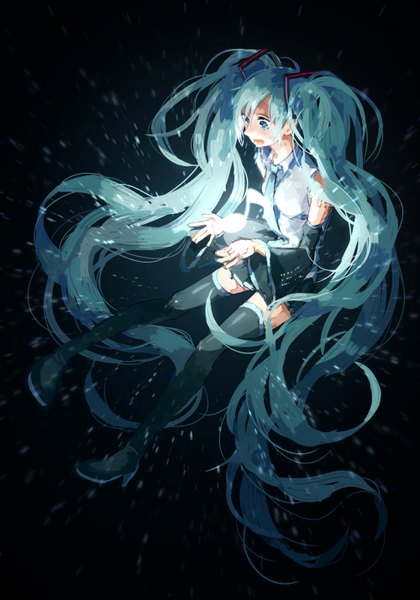 Anime-Bild 1000x1429 mit vocaloid hatsune miku pechi single tall image fringe open mouth simple background twintails bare shoulders bent knee (knees) very long hair pleated skirt aqua eyes aqua hair wide sleeves black background dark background surprised girl