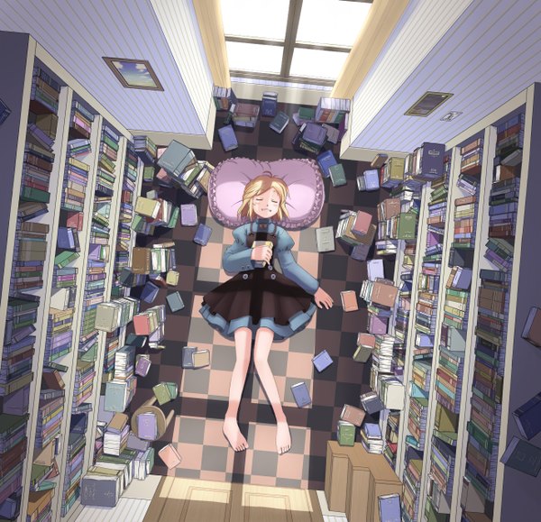 Аниме картинка 1300x1256 с mochizuki saku чёлка короткие волосы светлые волосы в помещении лёжа закрытые глаза босиком вид сверху полосатый шахматный пол девушка окно подушка книга (книги) картина библиотека