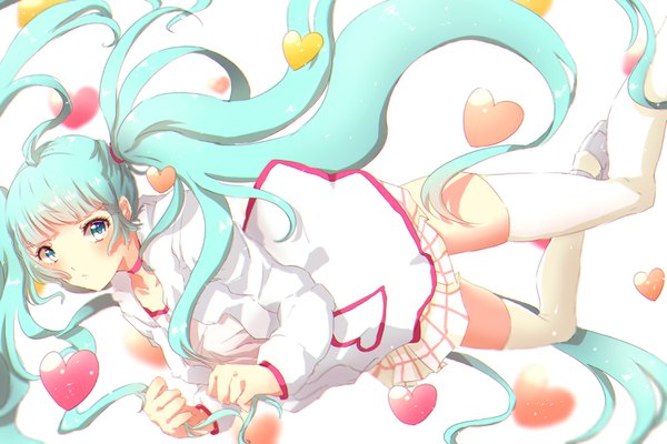 イラスト 3000x2000 と ボーカロイド 初音ミク なじゅこ ソロ カメラ目線 前髪 highres 白背景 ツインテール アホ毛 blunt bangs very long hair aqua eyes aqua hair open jacket アナグリフ 女の子 ストッキング スカート 白いストッキング