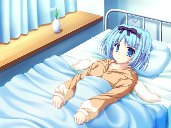 Anime picture 1600x1200 with magus tale whirlpool (studio) kujou yuuka tenmaso blush short hair blue eyes blue hair game cg ahoge lying light smile girl flower (flowers) ribbon (ribbons) hair ribbon window pillow fur bed