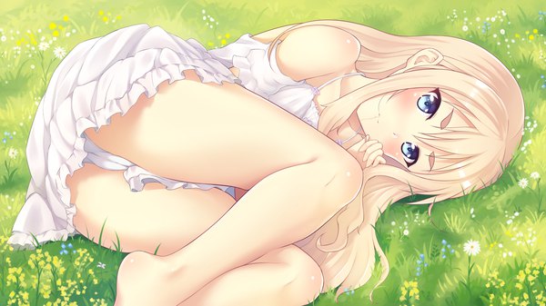 イラスト 2560x1440 と オリジナル リコリン ソロ 長髪 カメラ目線 赤面 highres 青い目 light erotic 金髪 wide image bare legs cameltoe eyebrows 女の子 ドレス 下着 パンティー 花 白いパンツ