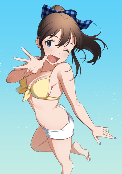 Аниме картинка 634x900 с идолмастер idolmaster million live! satake minako mimizubare один (одна) длинные волосы высокое изображение грудь открытый рот голубые глаза лёгкая эротика простой фон каштановые волосы стоя согнутое колено (колени) лак на ногтях один глаз закрыт босиком вид сверху подмигивание