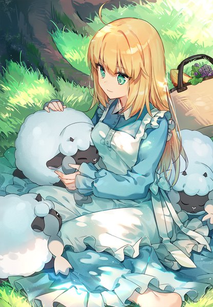 Anime-Bild 900x1296 mit fate (series) fate/stay night pokemon nintendo artoria pendragon (all) saber wooloo kamiowl single long hair tall image blonde hair sitting green eyes ahoge outdoors looking down alternate hairstyle crossover hair down