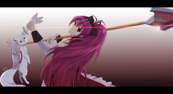 Anime picture 1658x900 with mahou shoujo madoka magica shaft (studio) sakura kyouko kyuubee misu kasumi single long hair red eyes wide image red hair looking back girl detached sleeves spear