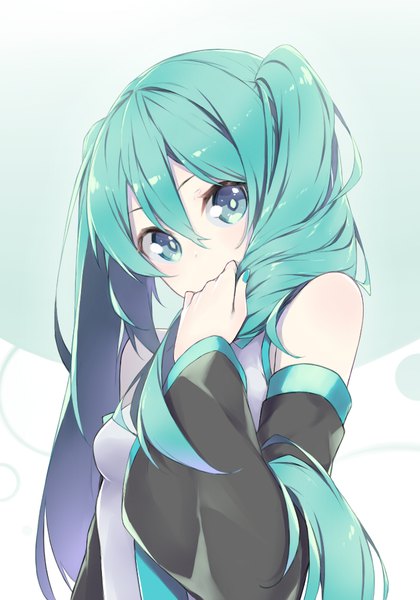 イラスト 700x1000 と ボーカロイド 初音ミク fhang ソロ 長髪 長身像 カメラ目線 前髪 simple background hair between eyes ツインテール 肩出し upper body nail polish aqua eyes fingernails aqua hair covered mouth ミントネイルカラー aqua background